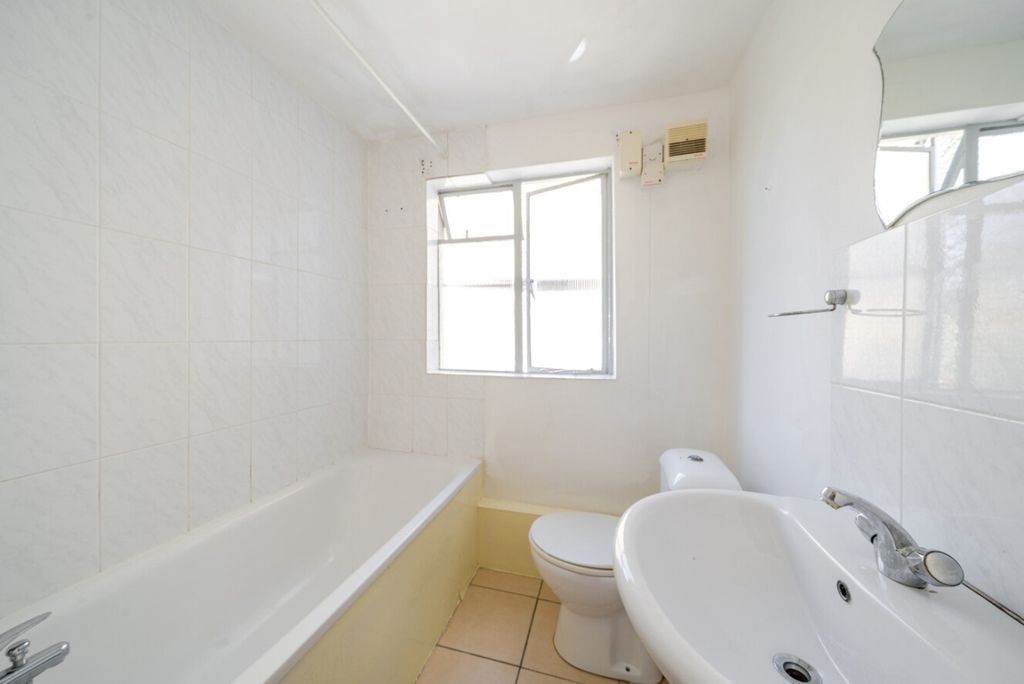 Property photo 3 of 6 67F3F8B70A358-l-1277