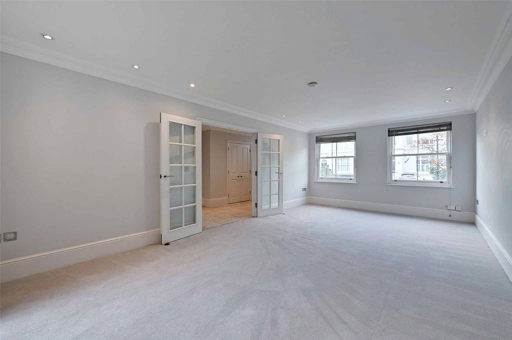 Property photo 2 of 14 Sitting Room