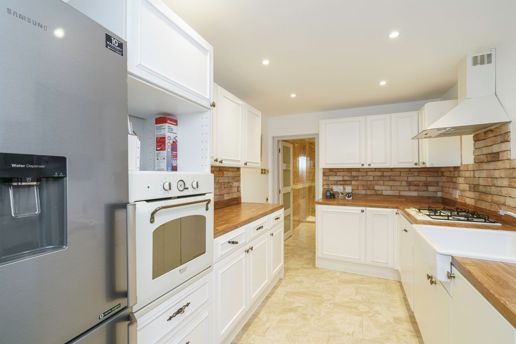 Property photo 1 of 23 Kitchen 1