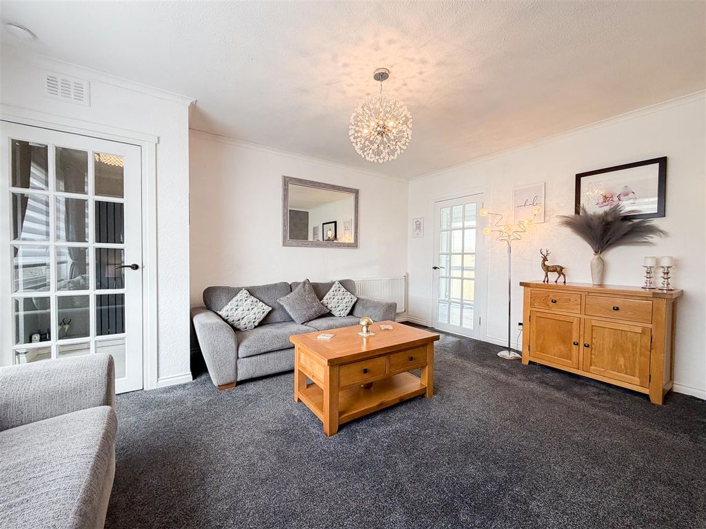 Property photo 3 of 20 Lounge