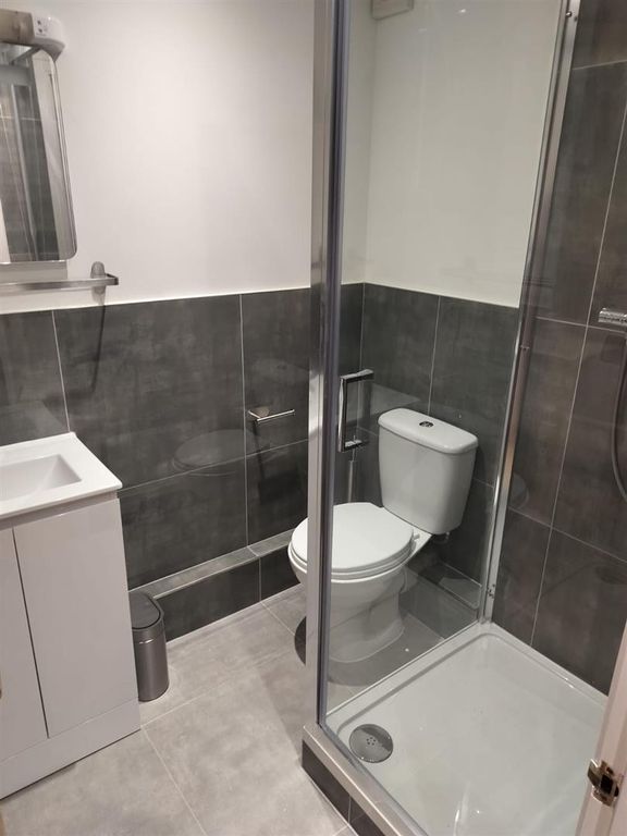 Property photo 1 of 9 Bathroom Pic2.Jpg