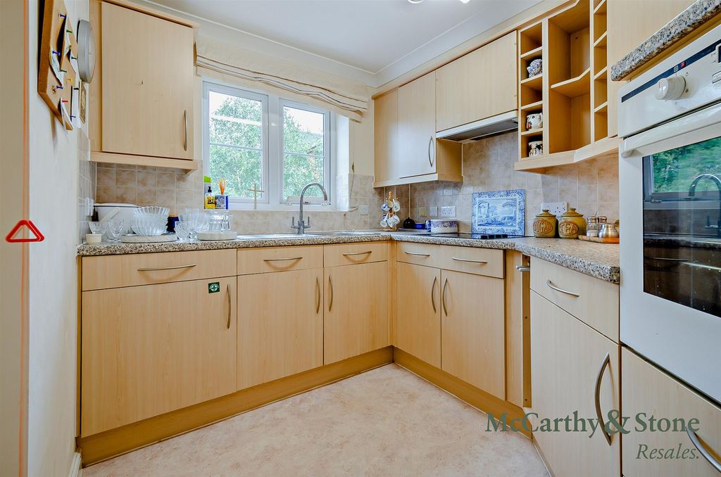Property photo 3 of 23 8700460-Interior15-800.Jpg