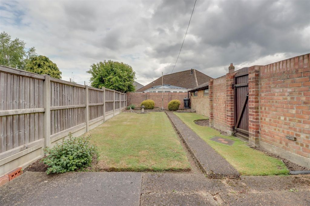 Property photo 2 of 10 61 Lucerne Walk Wickford-8.Jpg