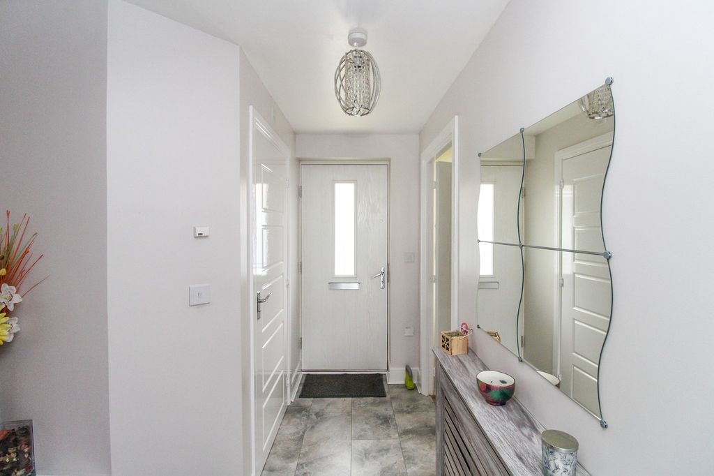 Property photo 2 of 17 Entrance Hall