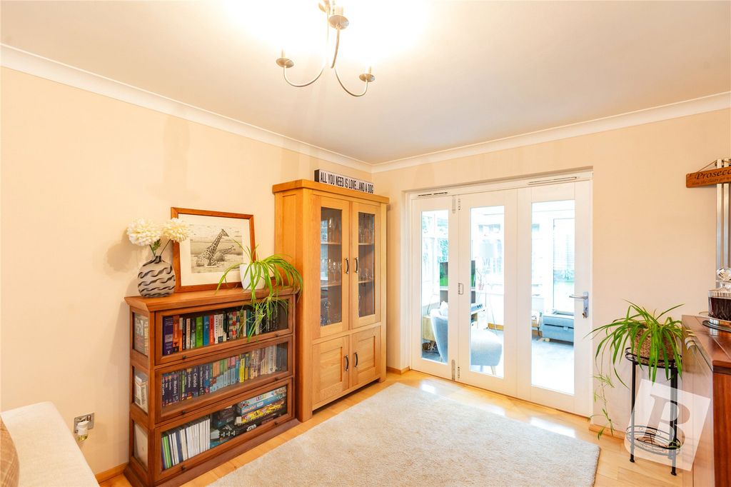 Property photo 3 of 28 Lounge