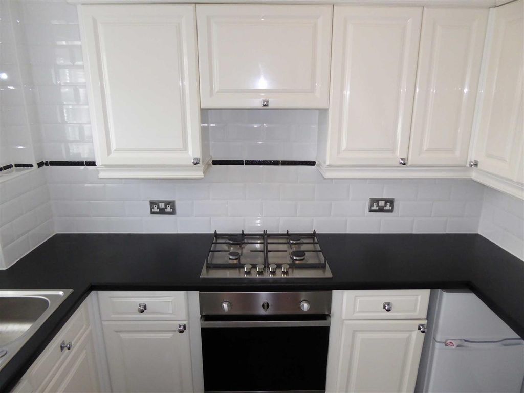 Property photo 3 of 11 Fitted Kitchen: