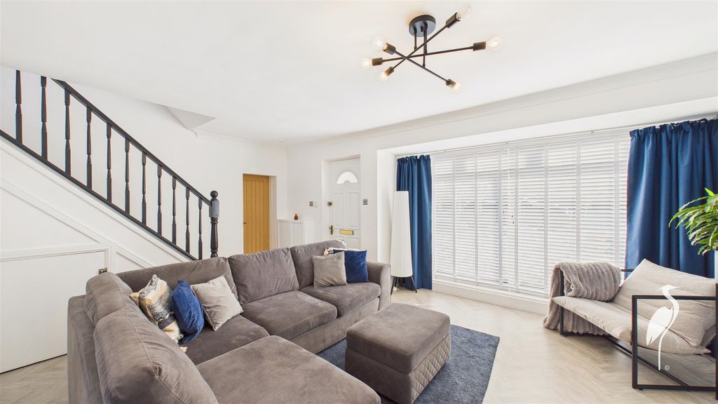 Property photo 3 of 22 Lounge