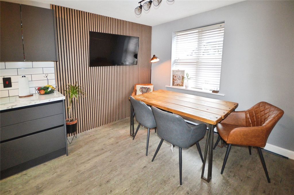 Property photo 3 of 17 Kitchen/Dining Room