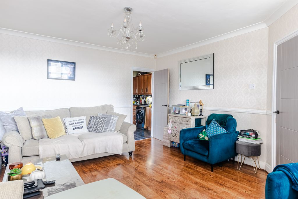 Property photo 3 of 17 Lounge2