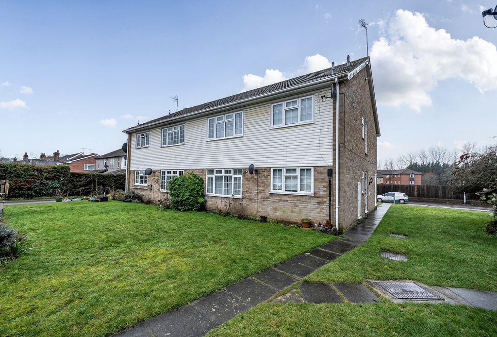 Property photo 1 of 11 1402687-15-697231...