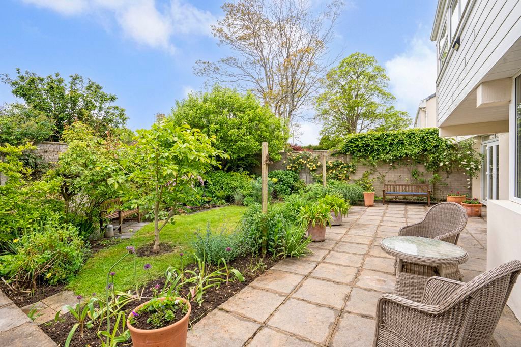 Property photo 2 of 18 Garden