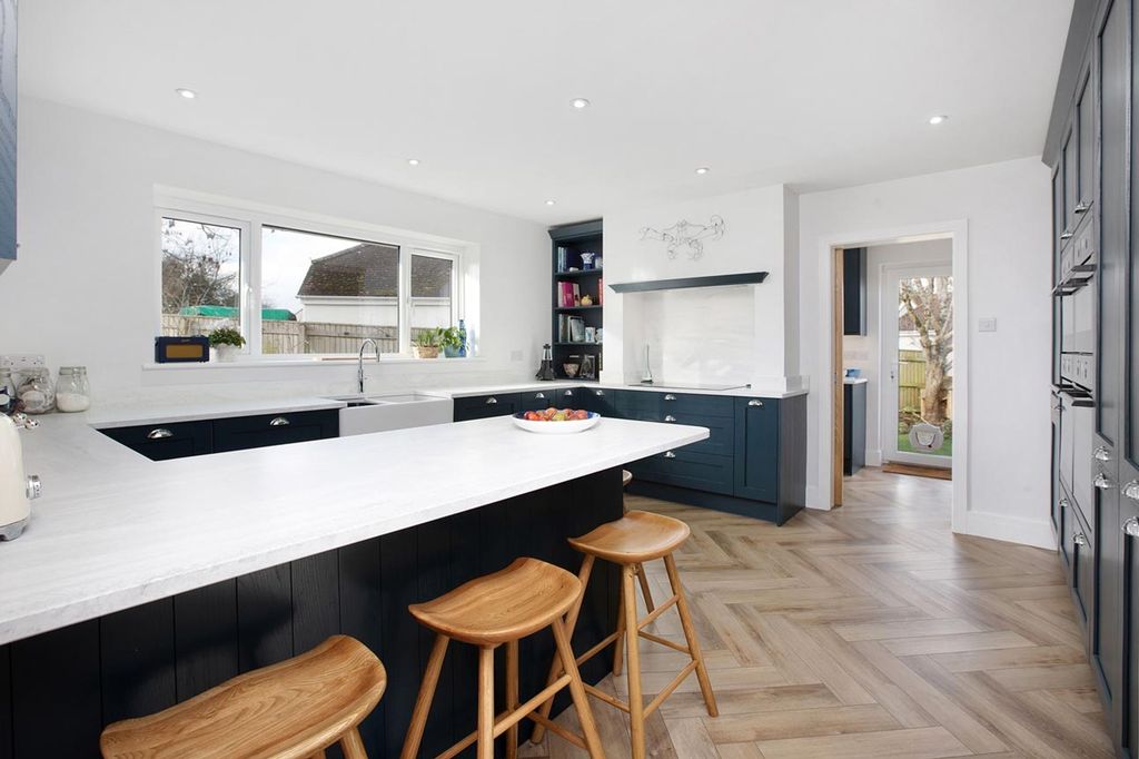 Property photo 2 of 33