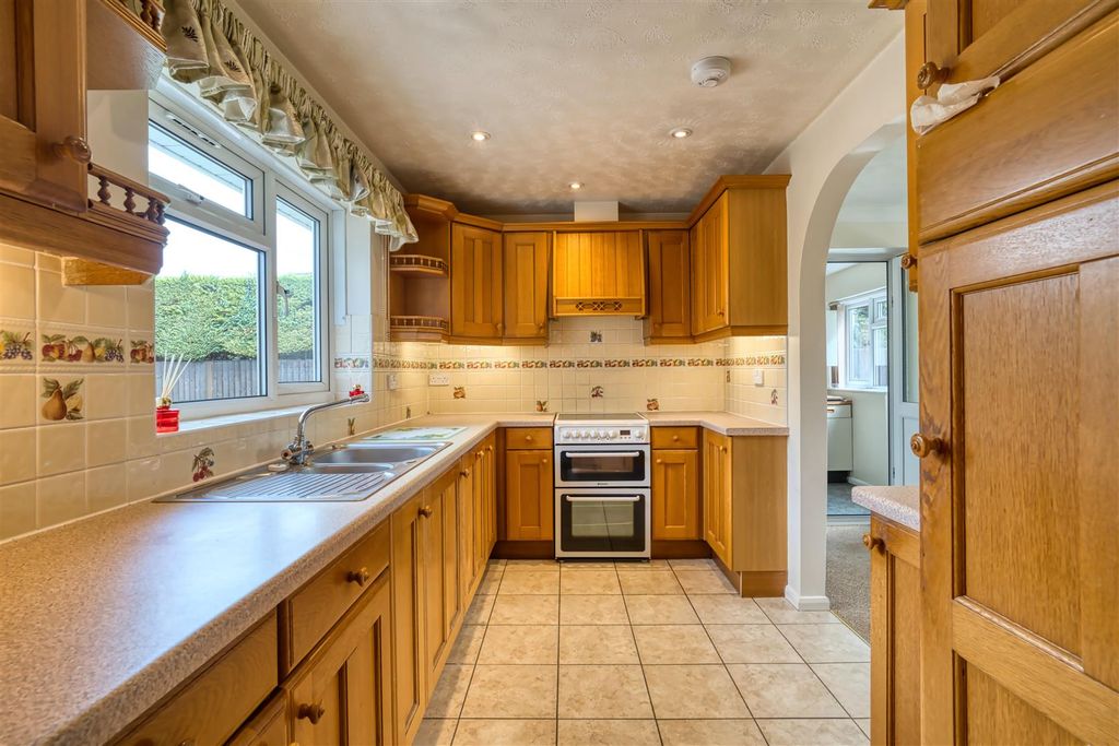 Property photo 3 of 12 Kitchen