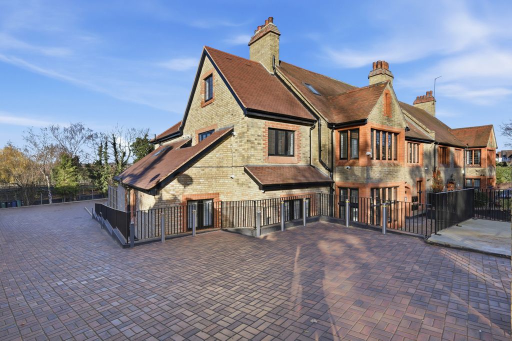 Property photo 1 of 16 Newly Renovated 1 Bed Flat