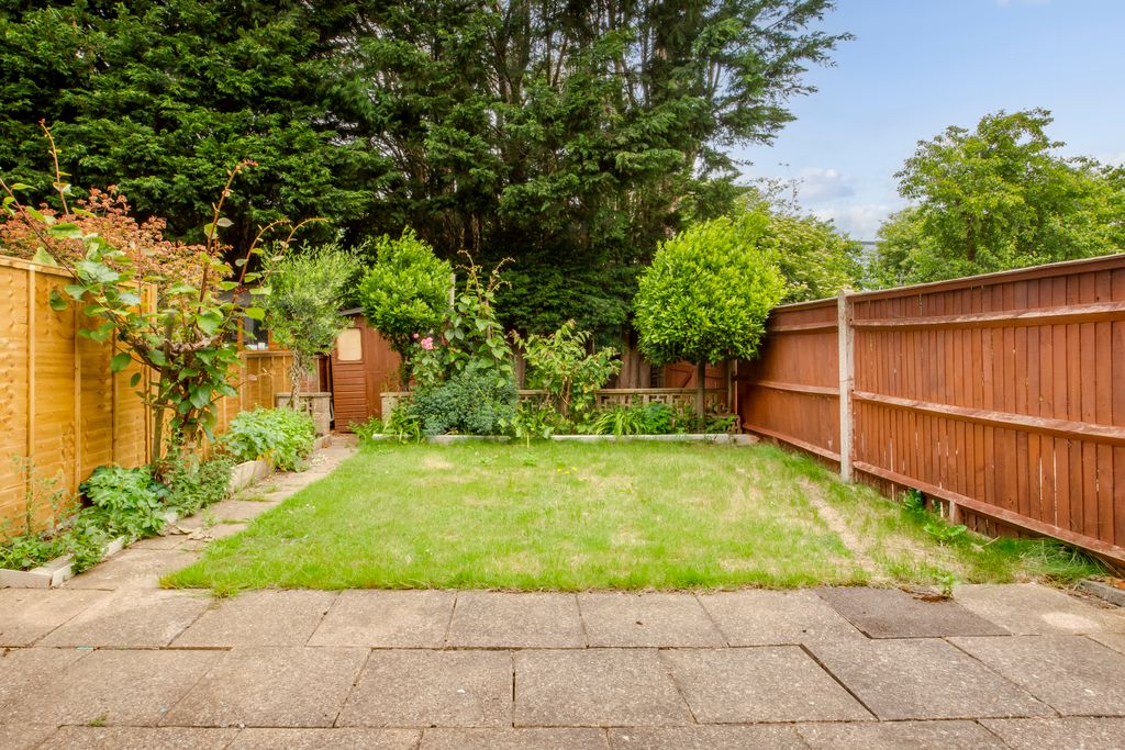 Property photo 2 of 12 10 Lanewood Close, Hp7 9Jl-11