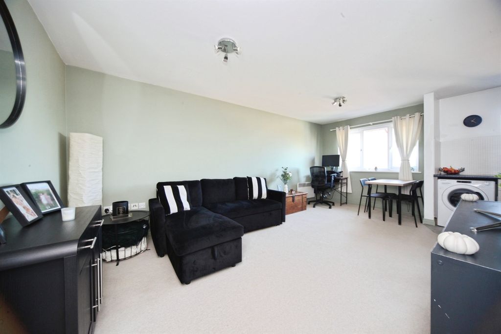 Property photo 2 of 8