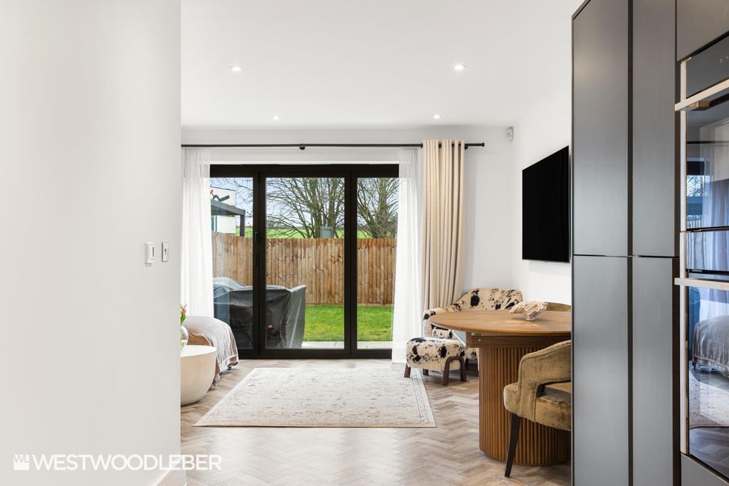 Property photo 2 of 25 Kingsclose_2.Jpg