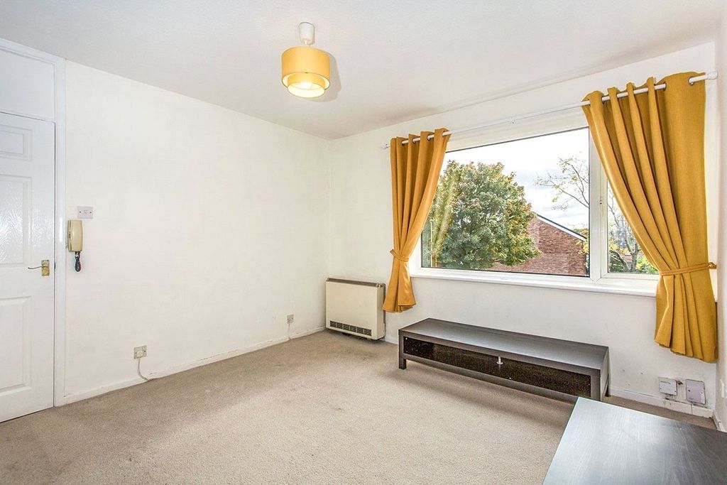 Property photo 2 of 8 Lounge