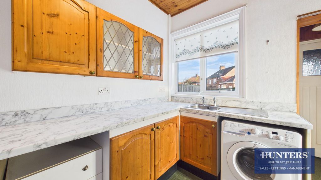 Property photo 3 of 18 Kitchen