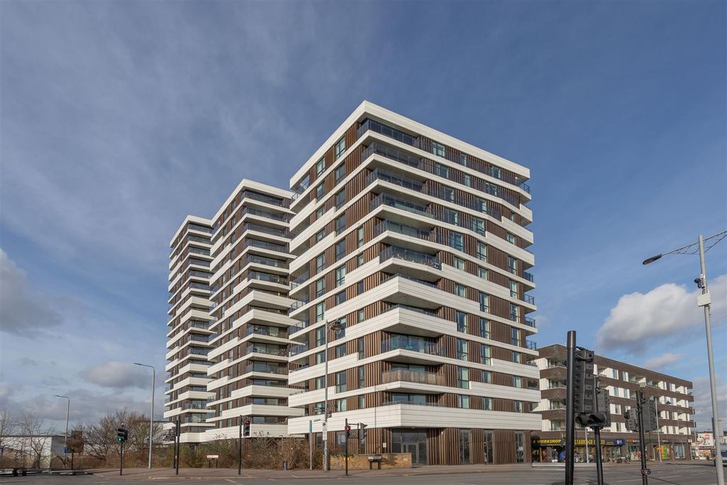 Property photo 1 of 18 Beck Square, E10