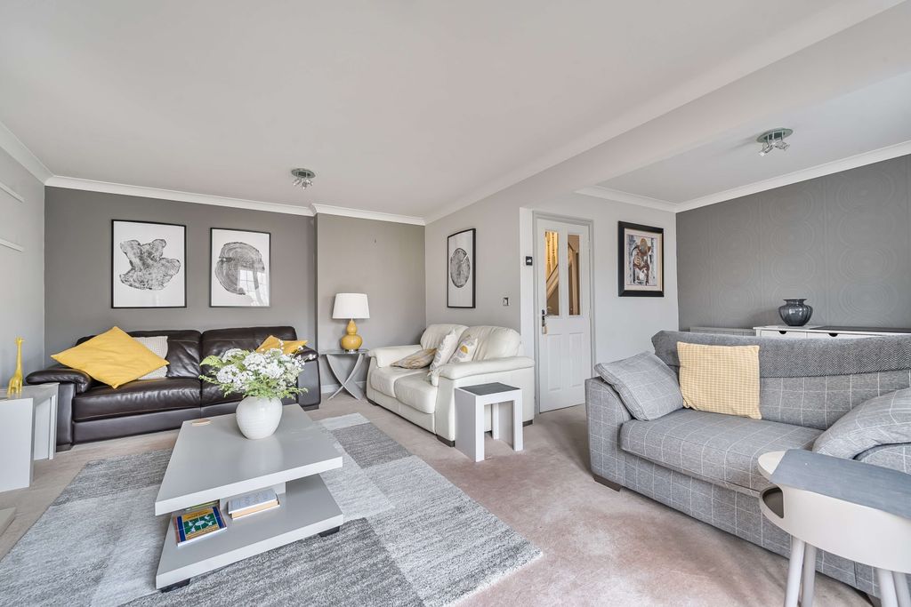 Property photo 2 of 31 Living Room