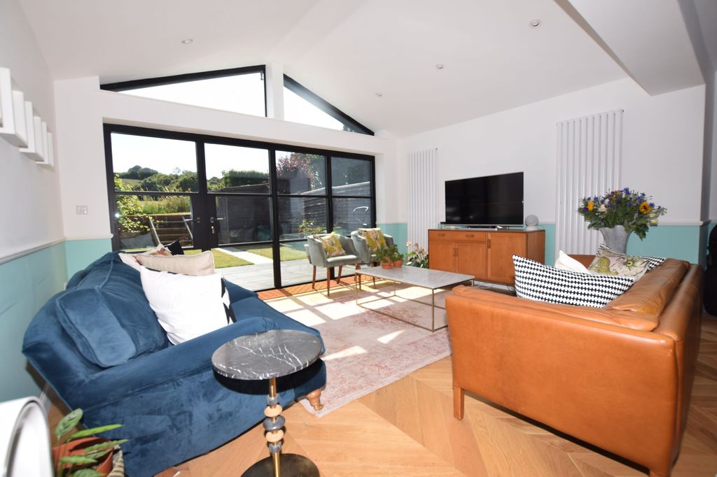 Property photo 3 of 16 Sitting Area