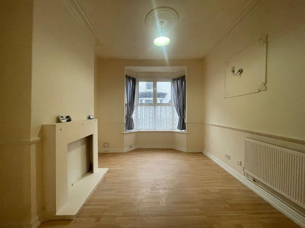 Property photo 3 of 10 3 Front Lounge (1).Jpg