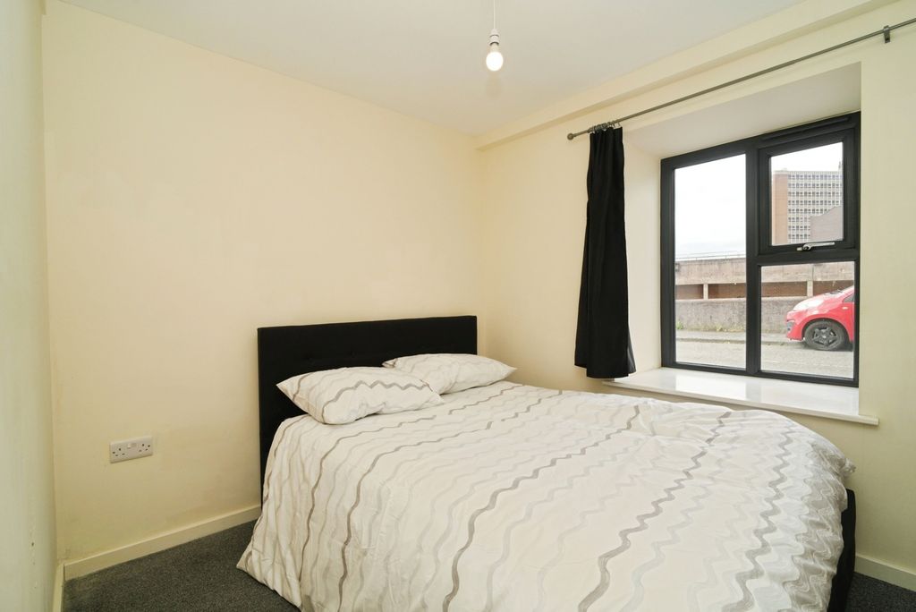 Property photo 3 of 12 Bed 2