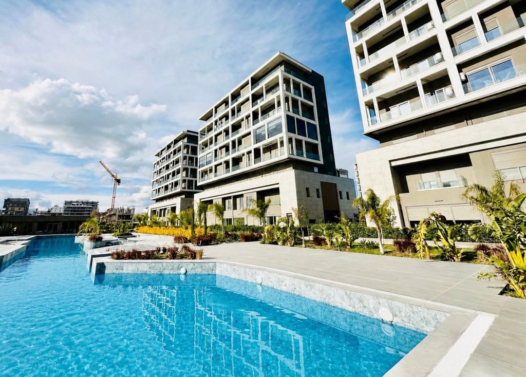 Property photo 2 of 18 Brand-New Antalya Apartments For Sale In Altintas - Communal Swimming Pool