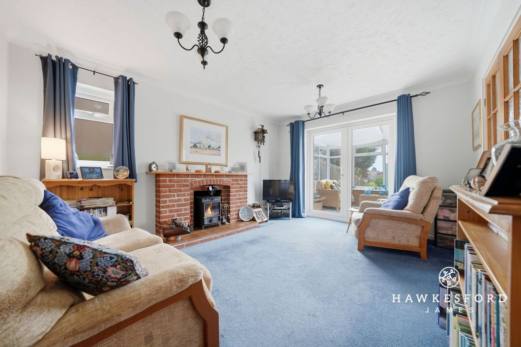 Property photo 2 of 20 Fallowfield, Sittingbourne - Lounge