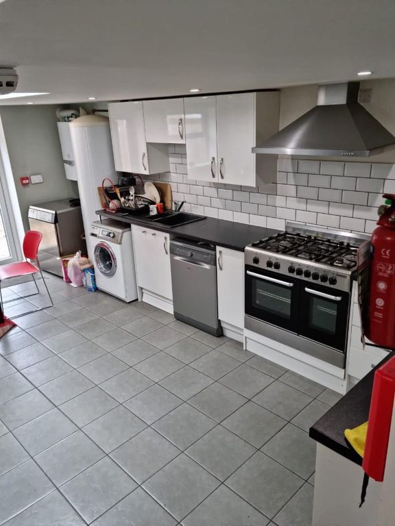 Property photo 2 of 7 Kitchen1.Jpg