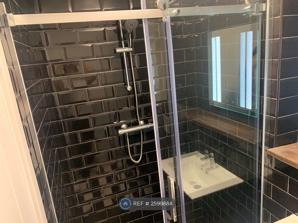 Property photo 3 of 12 Ensuite 1