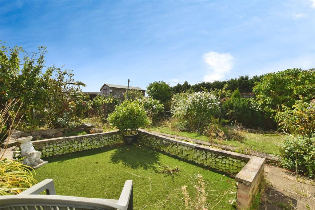 Property photo 3 of 18 B5d993Fe-Garden.Jpg