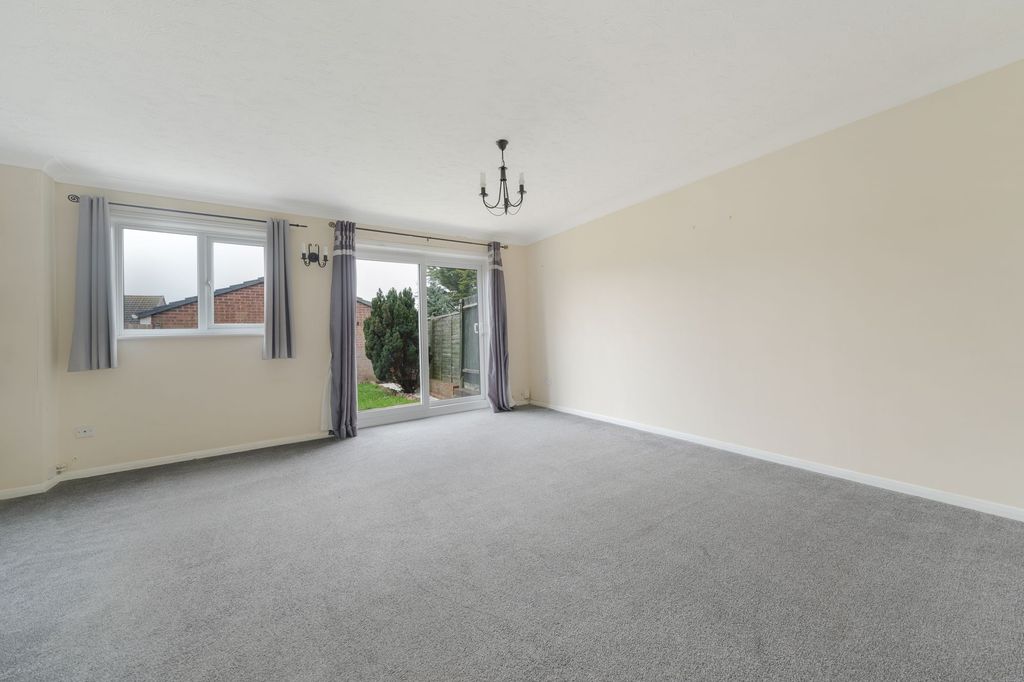 Property photo 3 of 12 27 Fallowfield - Lounge