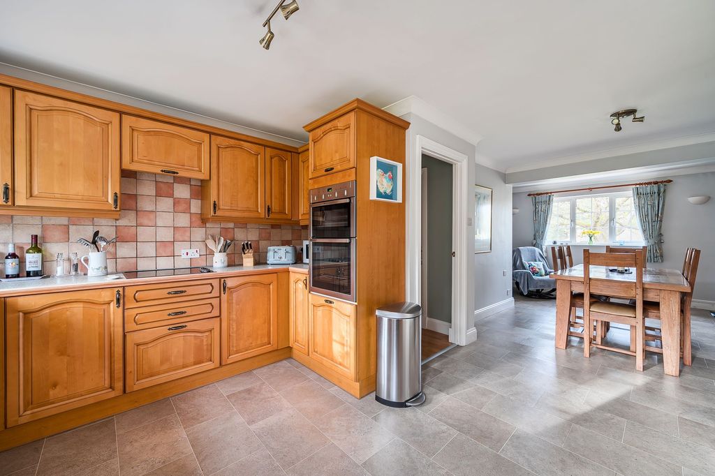 Property photo 2 of 33