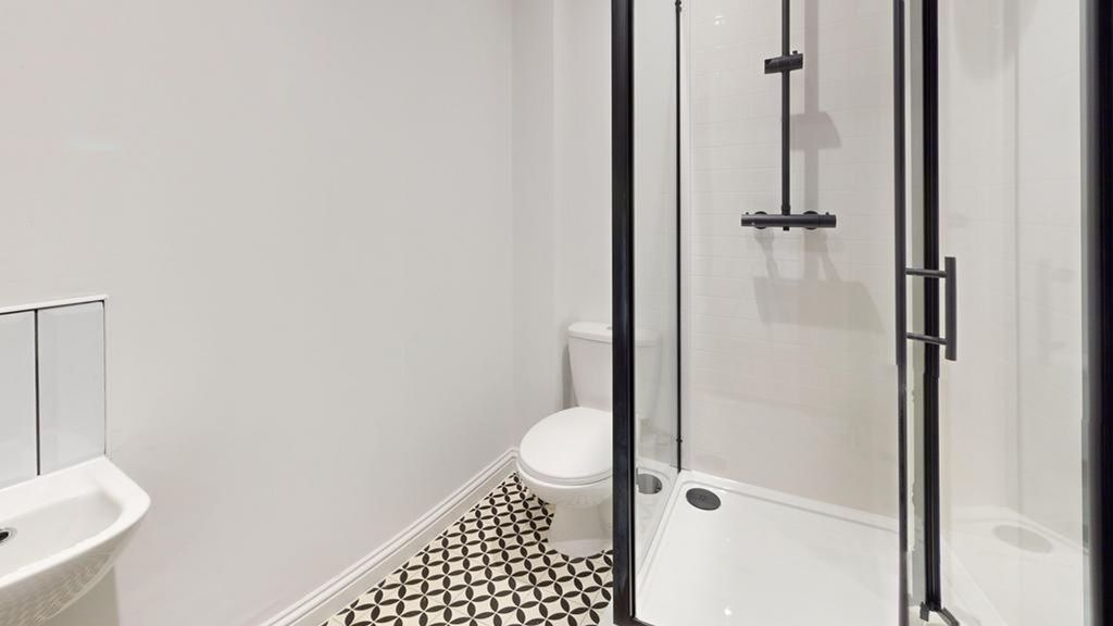 Property photo 1 of 18 A Modern And Well-Maintained Bathroom Featuring A ...