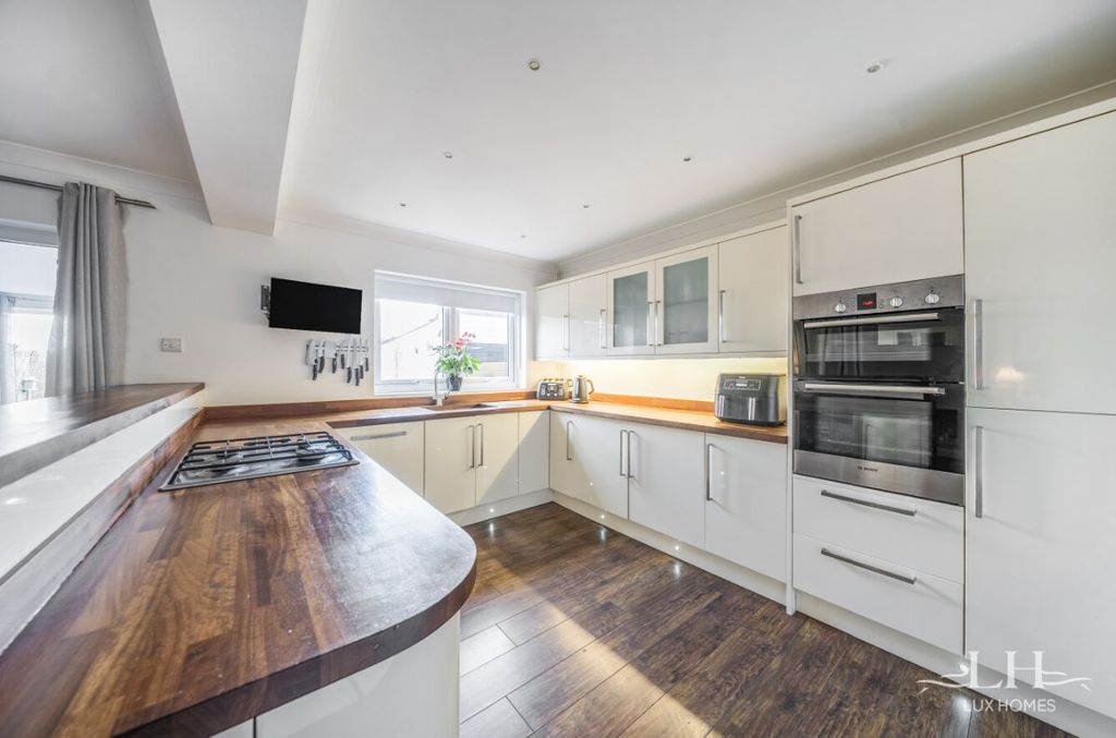 Property photo 2 of 33