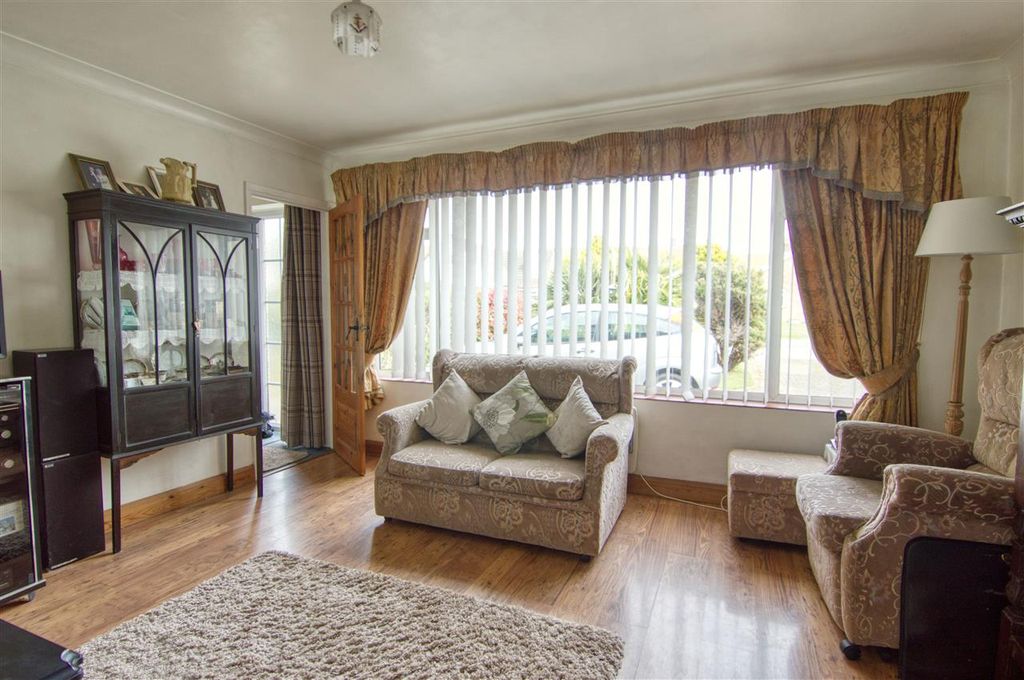 Property photo 3 of 12 Lounge/Diner