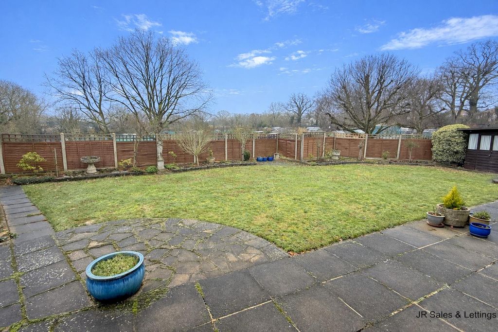 Property photo 2 of 18 Garden