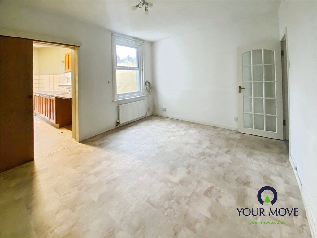 Property photo 3 of 10 Dining Room