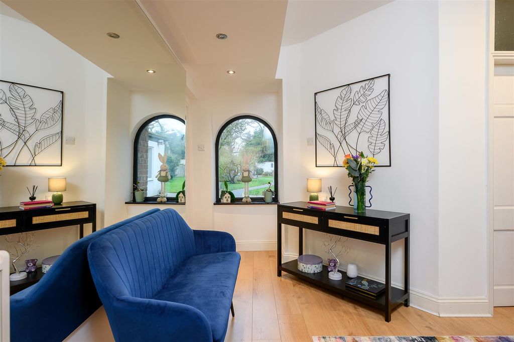 Property photo 3 of 27 Hallway