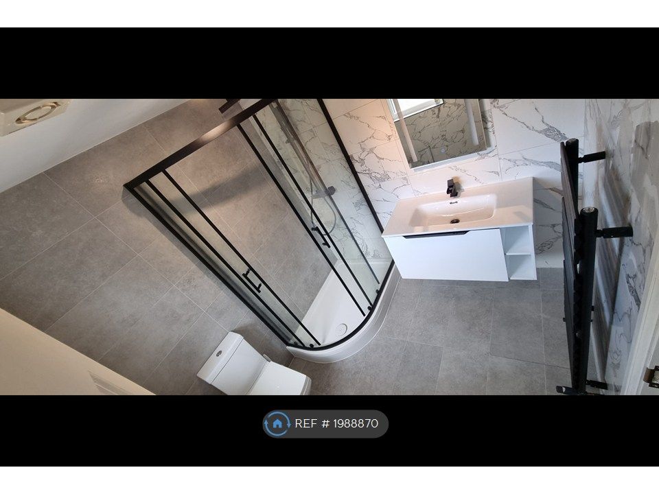 Property photo 1 of 15 Bathroom 1