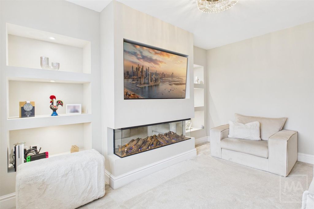 Property photo 3 of 15 Lounge