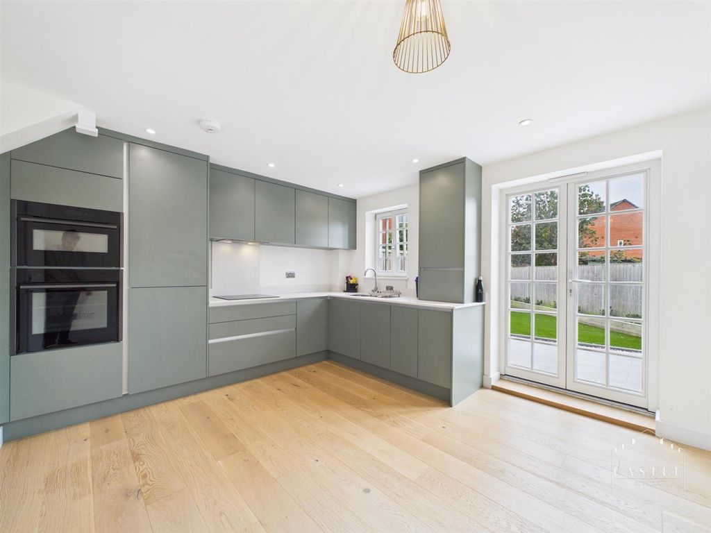 Property photo 3 of 20 Dining Kitchen