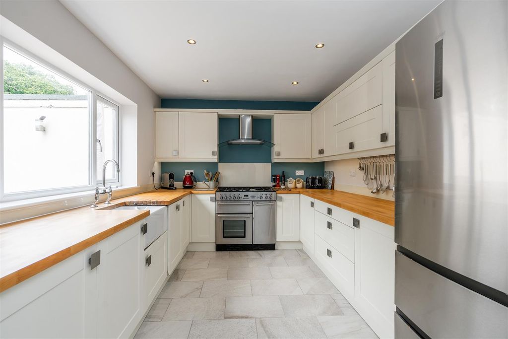 Property photo 3 of 15 19 Aspley Heath Lane_11.Jpg