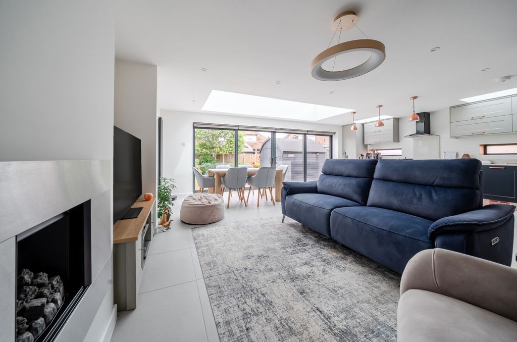 Property photo 2 of 16 1469932-15-6A19F5...