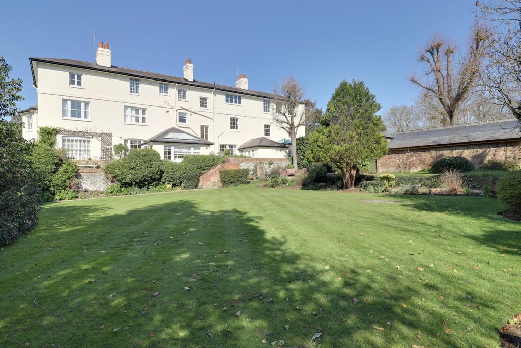 Property photo 2 of 22 3-Bedroom Period Apartment In Baston Manor Keston