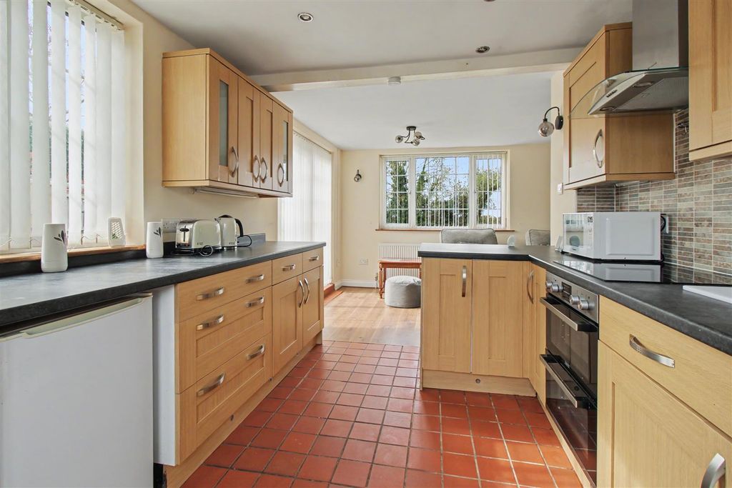 Property photo 3 of 23 Kitchen