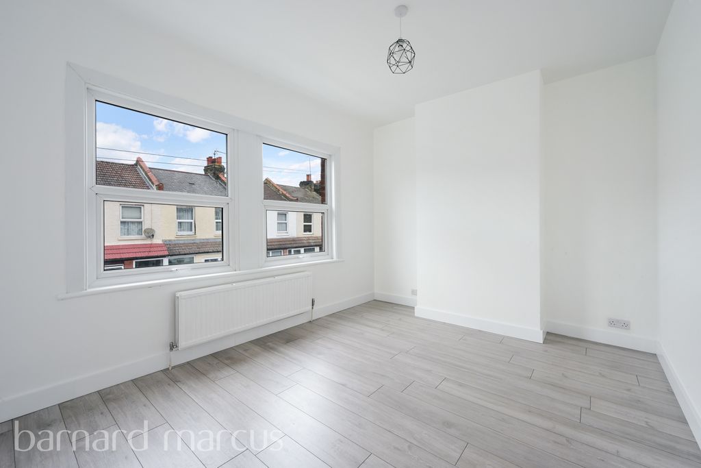 Property photo 3 of 8 Bedroom