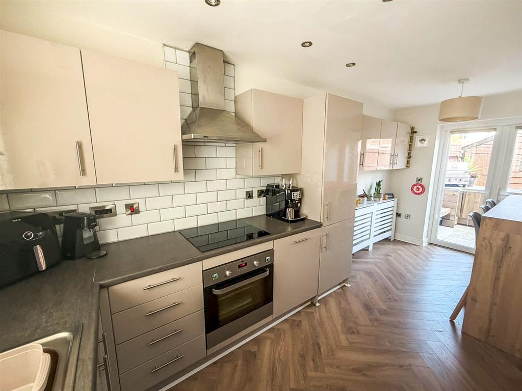 Property photo 2 of 16 Kitchen/Dining Room